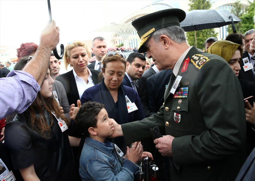 Şehit babaya son veda! Yürek dağlayan kareler - Resim: 2