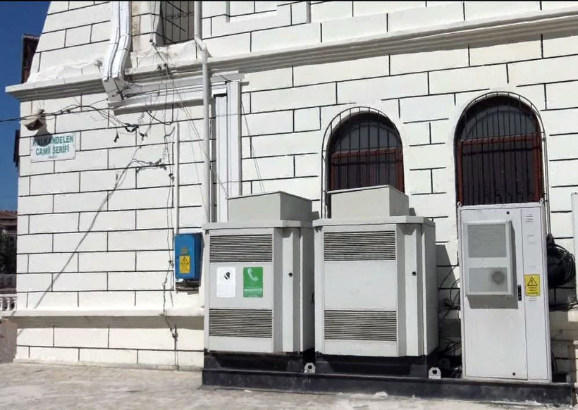 İstanbul'daki cami minaresi vatandaşları isyan ettirdi namaza gidenler korku içinde - Resim: 2