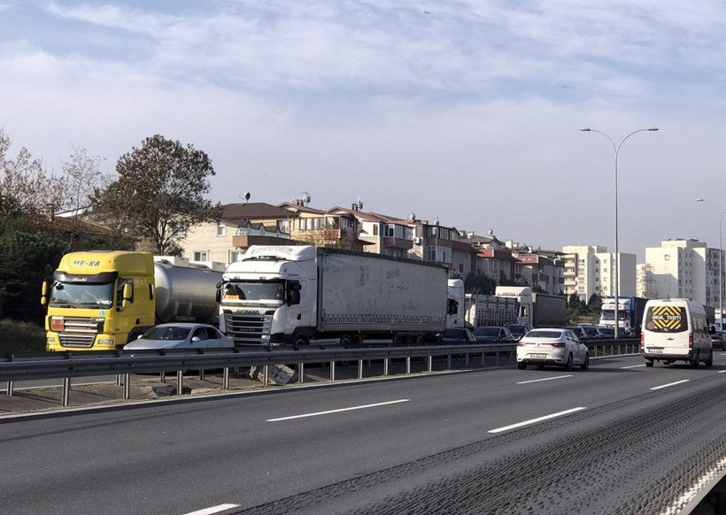 Kamyonla turistleri taşıyan midibüs çarpıştı: 2'si ağır 5 yaralı - Resim: 3