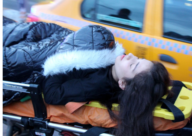 Taksim Meydanı'nda taksinin çarptığı kadının elini bir an olsun bırakmadı - Resim: 3