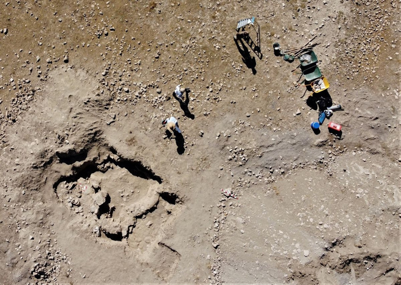 Van'daki kazılarda 2 mezar daha bulundu yeni bulgulara ulaşıldı - Resim: 1