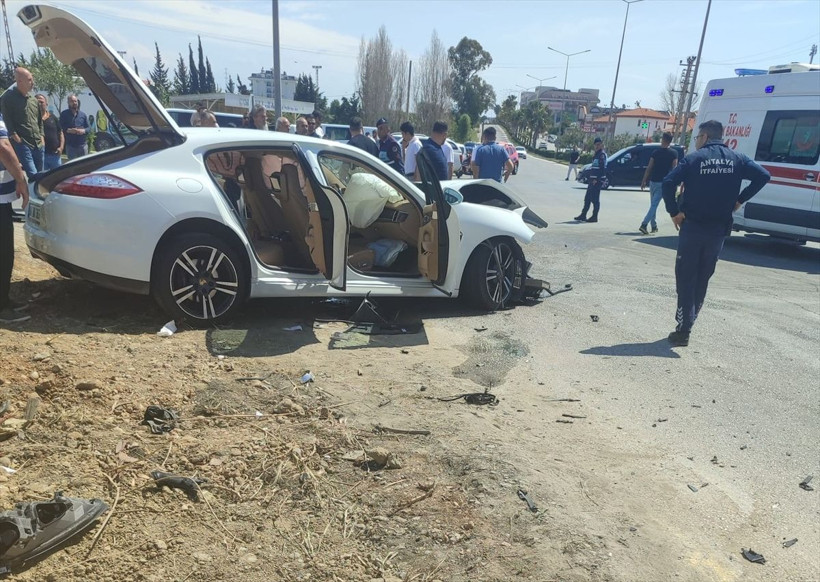 Antalya'da midibüs ve otomobil çarpıştı! 29 kişi yaralandı - Resim: 1
