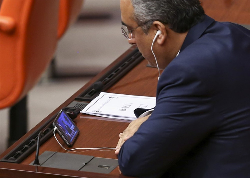 Genel Kurulda telefonunu kapan onu izledi! - Resim: 3