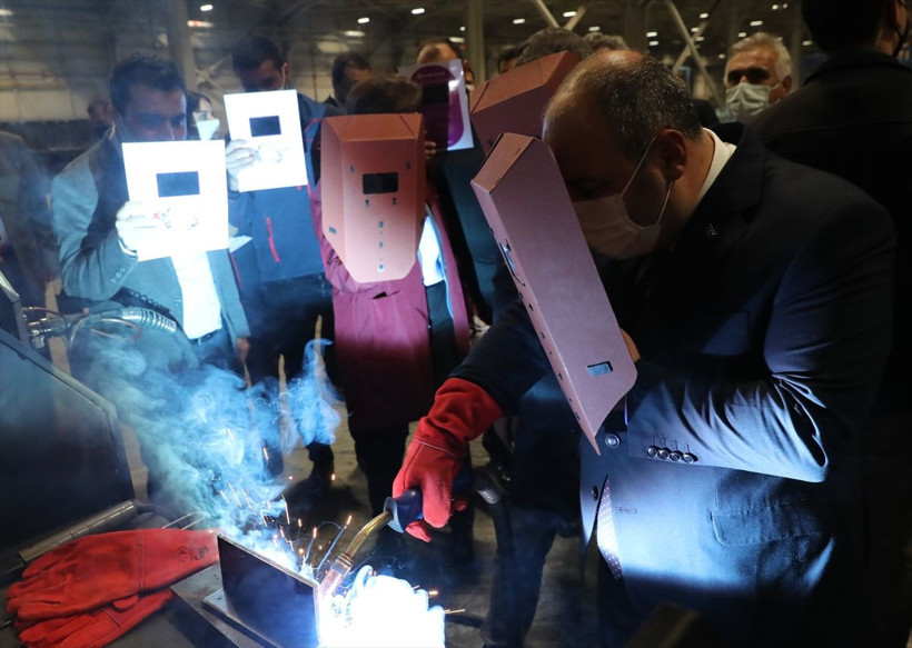 Bakan Mustafa Varank'tan Sakarya'da fabrika ziyareti! Gözlüğü taktı kaynak yaptı - Resim: 4
