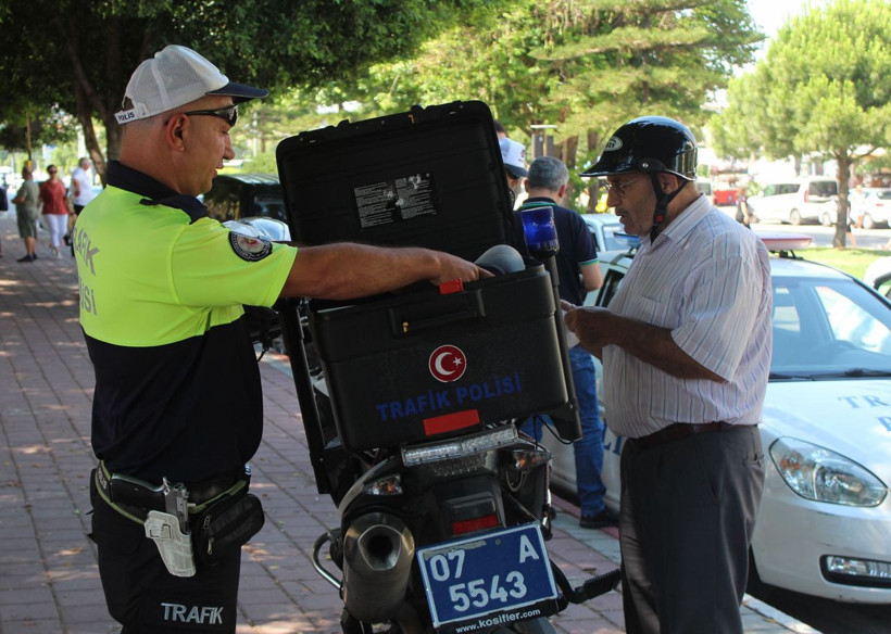 Ceza yiyen yaşlı adam arkadaşını çağırdı ama o da ceza yedi - Resim: 2