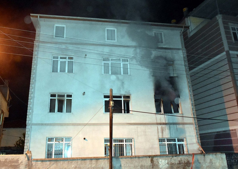 Korkunç olay! Önce eşini bıçaklayarak öldürdü, ardından evini ve otomobilini ateşe verdi - Resim: 2