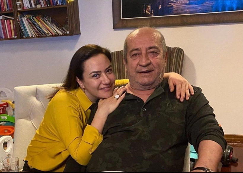 Ünlü sunucu Ezgi Sertel kahroldu cenaze töreninde tabuta sarılıp feryat etti: "Canım babam..." - Resim: 1