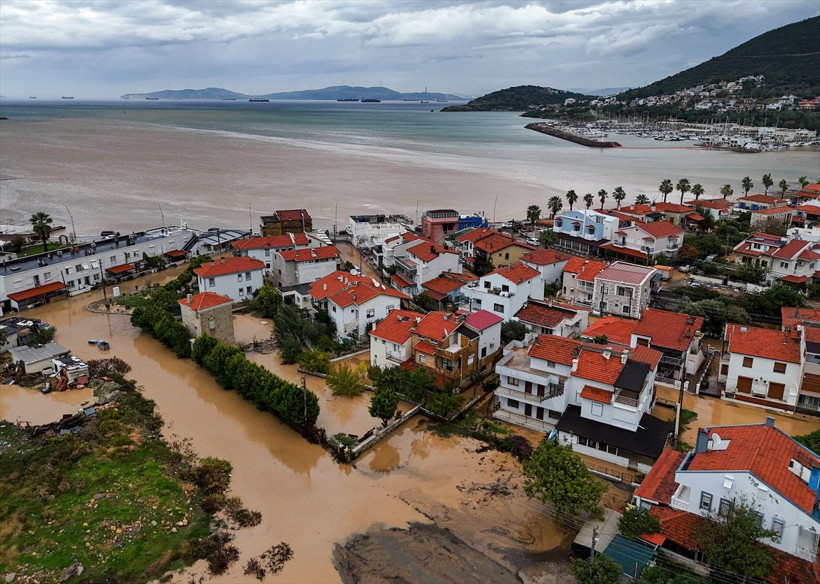 İzmir Foça'da sel felaketi yaşanıyor! Belediye Başkanı acil yardım istedi - Resim: 1