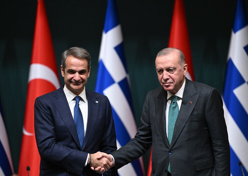 Miçotakis burnunu sildi, mendili dosyaya koydu! Yunanlar başbakanı sosyal medyada topa tuttu - Resim: 1