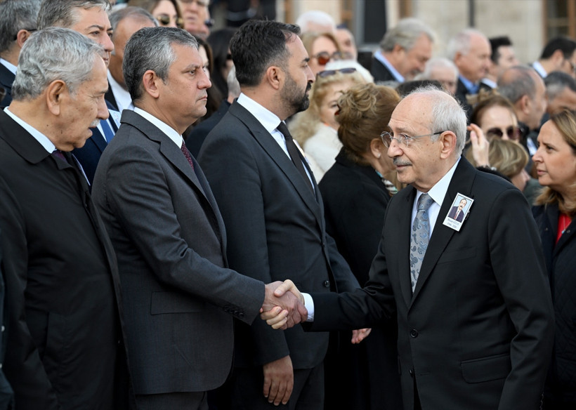 Özgür Özel ile Kemal Kılıçdaroğlu cenaze töreninde tokalaştı! O anlar böyle görüntülendi - Resim: 4