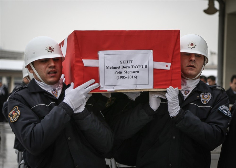 Şehit polisin cenazesinden yürek yakan kare - Resim: 3