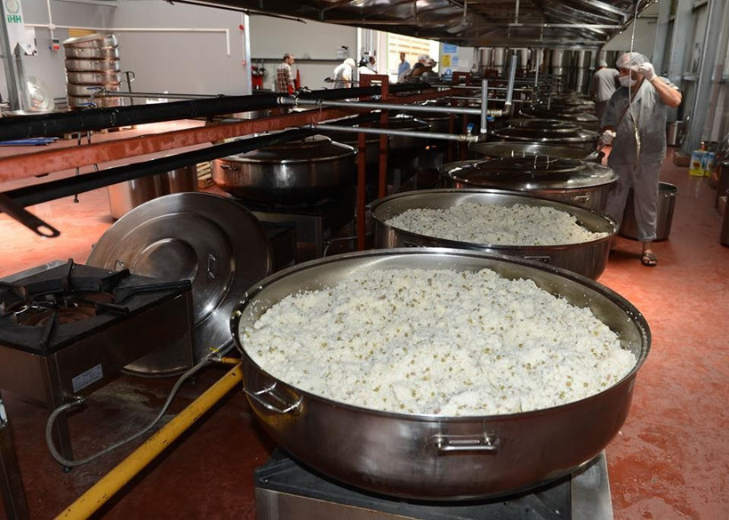 55 personelle 65 bin kişiyi doyuruyorlar - Resim: 1