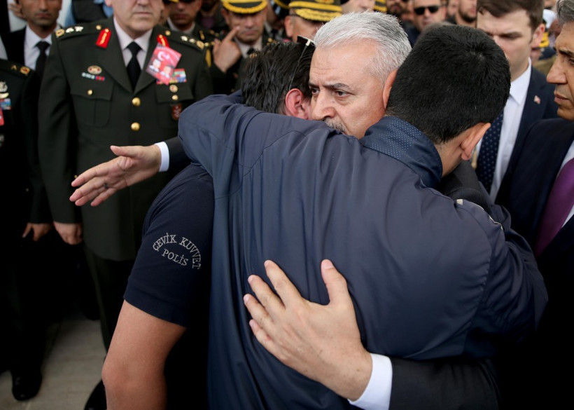 Başbakan Yıldırım'a sarılıp ağladılar! - Resim: 1