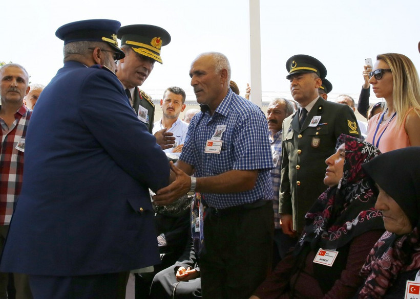 Şehit cenazesinde sürpriz isim! Şehit babasını alnından öptü - Resim: 2