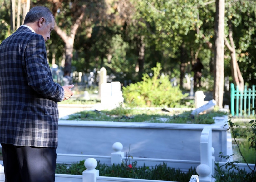 Erdoğan anne babasının kabrini ziyaret etti! - Resim: 3