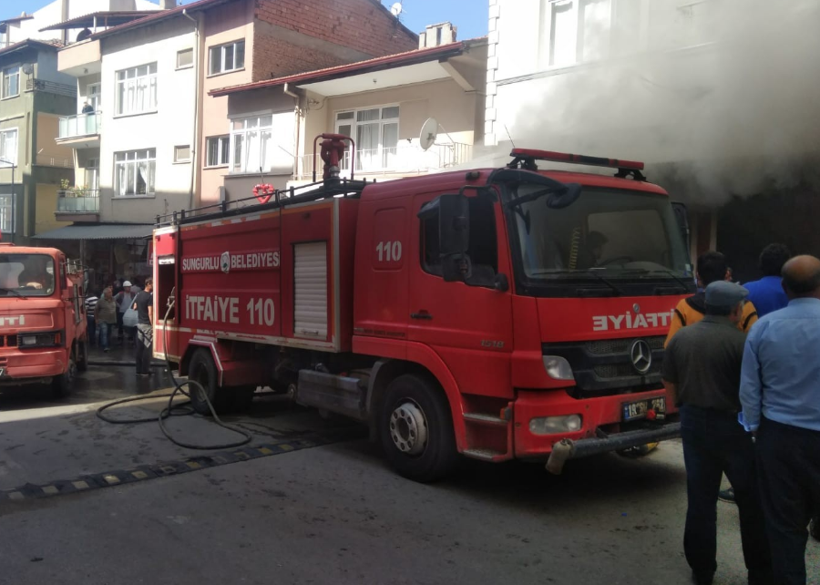 Çorum'daki tekstil mağazası kullanılmaz hale geldi! Ürünler apar topar dışarı çıkarıldı - Resim: 2