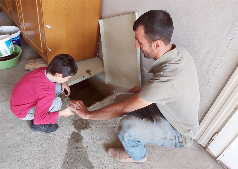 Sivas Hafik'te evinin zemininden çıkan suya çözüm bulamayınca bakın ne yaptı! - Resim: 2