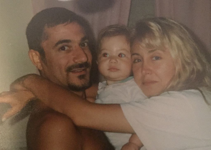 Yasmin Erbil düğmeleri açıp sansürsüz paylaştı! Mehmet Ali Erbil'in dekolte yasağını deldi - Resim: 1