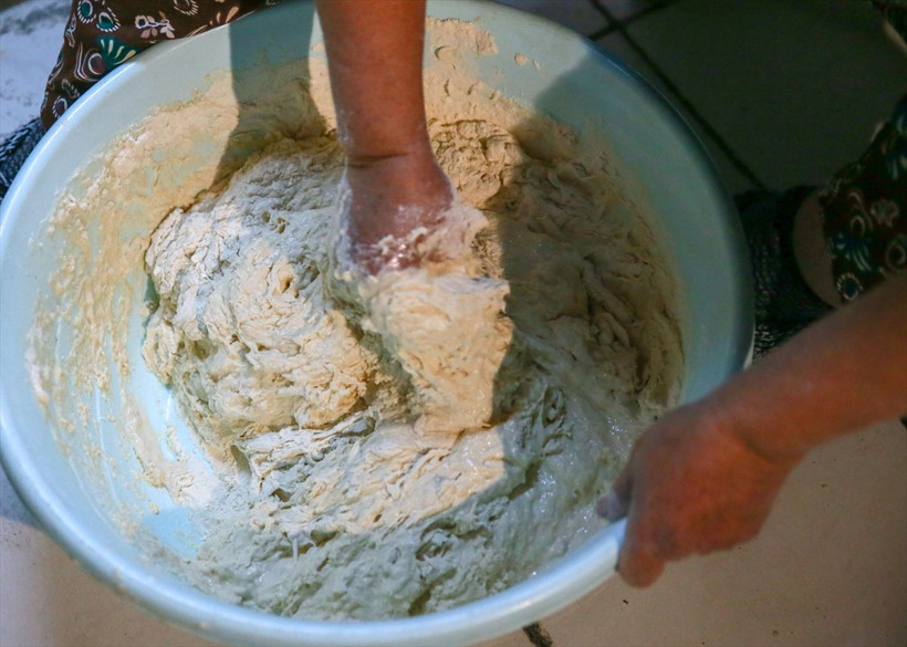 İzmir Tire'de üretiliyor! 1 hafta bayatlamıyor bu ekmeği farklı kılan bakın ne - Resim: 1