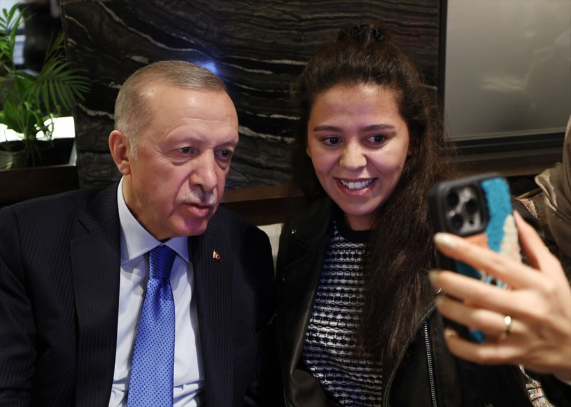 Cumhurbaşkanı Erdoğan gençlerle kafede bir araya geldi - Resim: 3