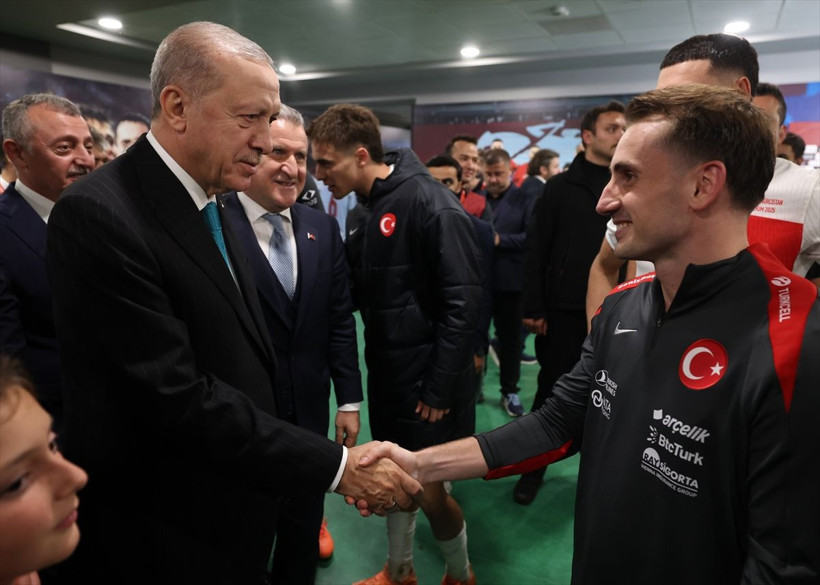 Cumhurbaşkanı Erdoğan maç sonu soyunma odasına indi, futbolcuları böyle tebrik etti - Resim: 4