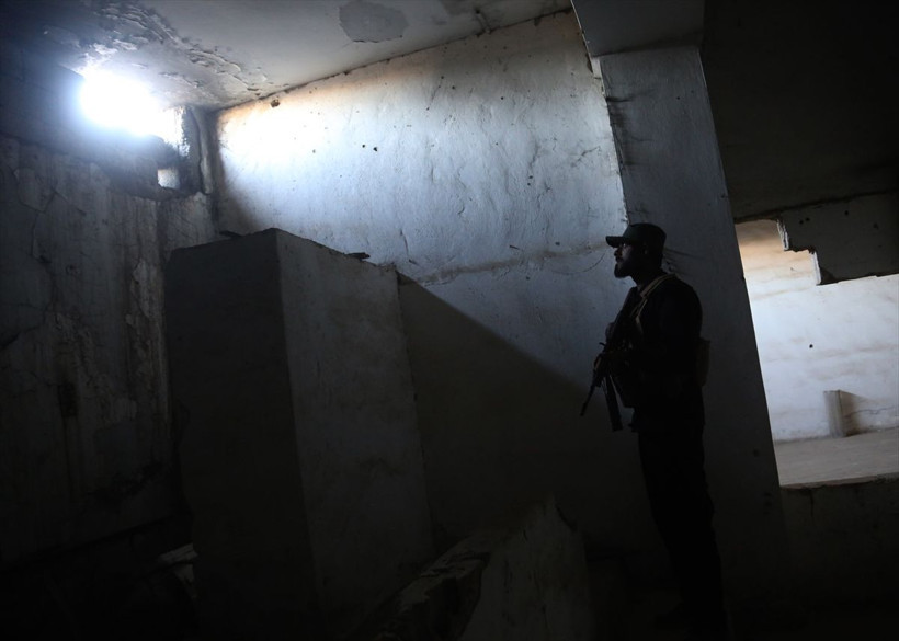 YPG'den kurtarılan Rakka'da stadyuma kazılan tüneller ve hapishane görüntülendi - Resim: 1