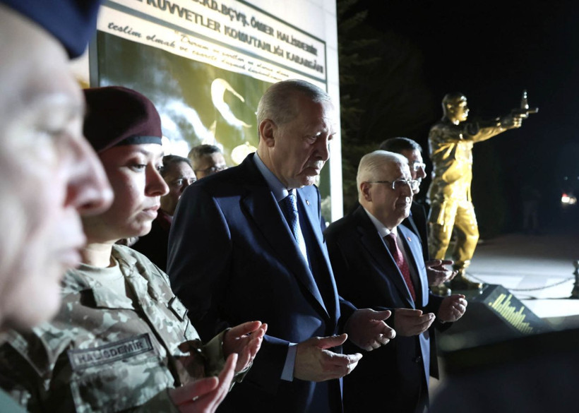 15 Temmuz şehidi Ömer Halisdemir'in kızı babası gibi "bordo bereli" oldu - Resim: 4