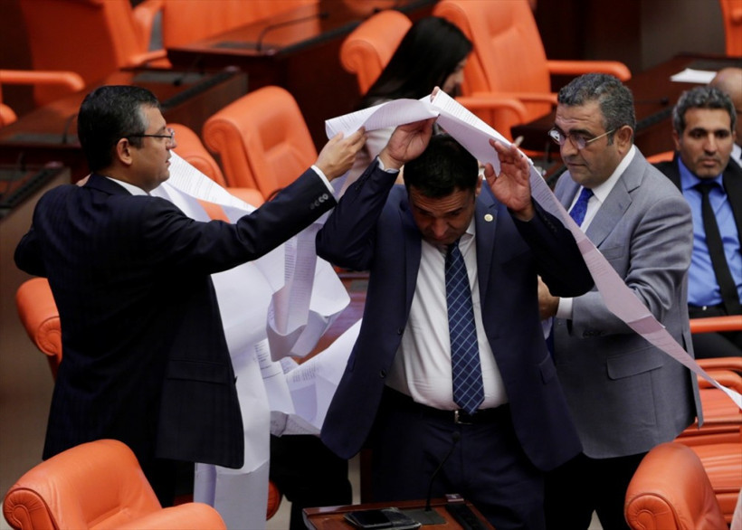  CHP'li Tanrıkulu'dan Meclis'de protesto - Resim: 3
