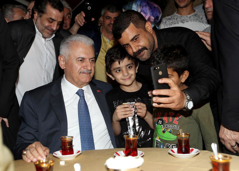 Binali Yıldırım itfaiyecilerle sahur yaptı - Resim: 1