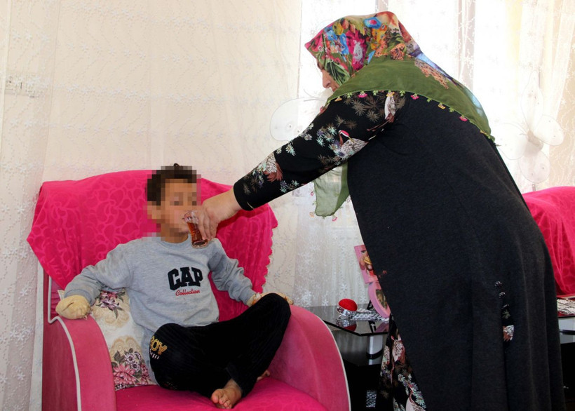 Küçük çocuğu yemek bile yiyemeyecek hale getirdi - Resim: 4