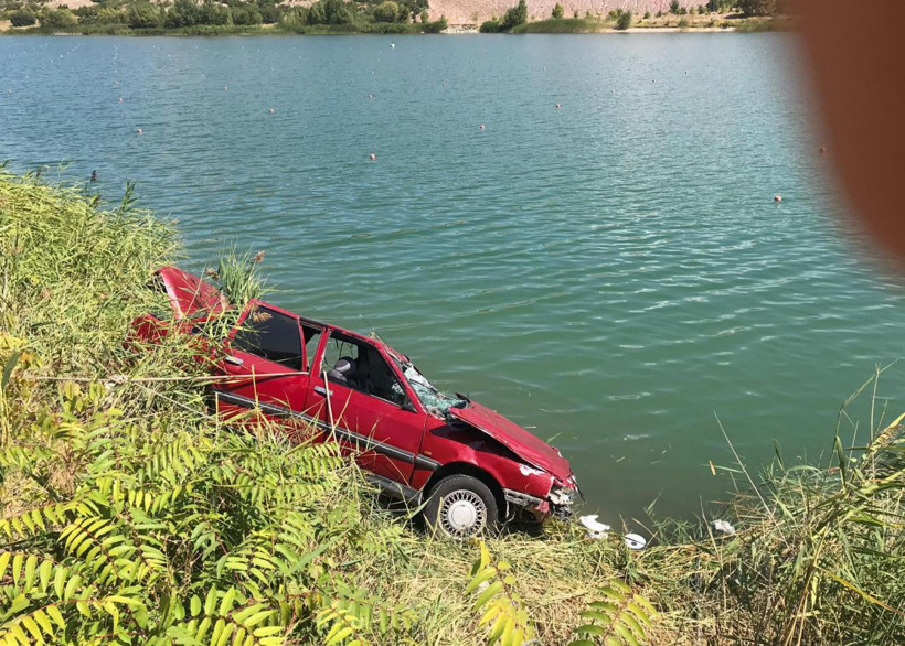 Eskişehir'de kontrolden çıkan otomobil gölete devrildi: 1 ölü 1 yaralı - Resim: 1