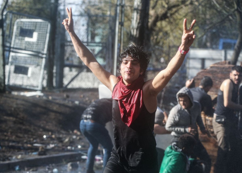 Yunanistan mültecilere vahşette sınır tanımıyor gaz tazyikli su mermi - Resim: 2