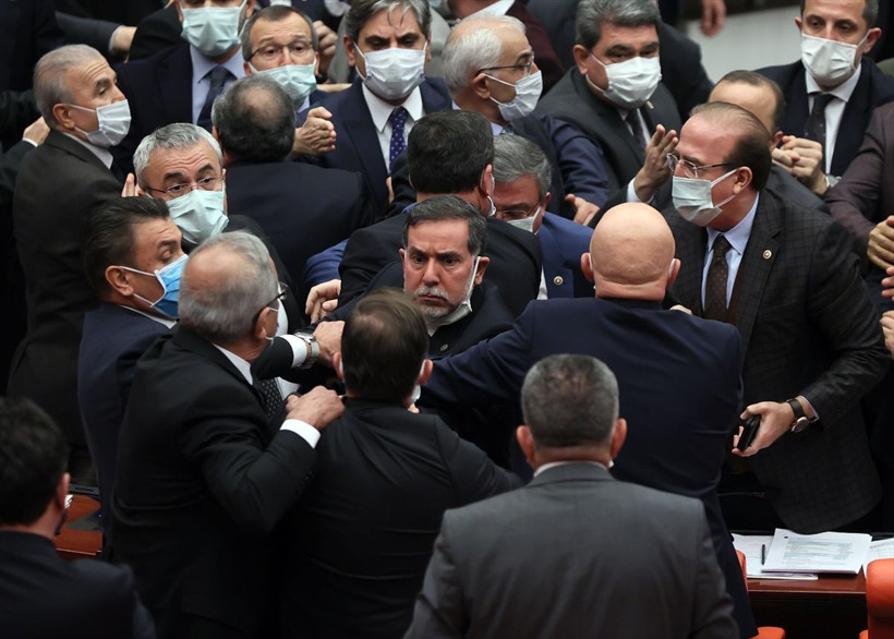 Meclis'te yılın son oturumunda yumruklu kavga! - Resim: 4