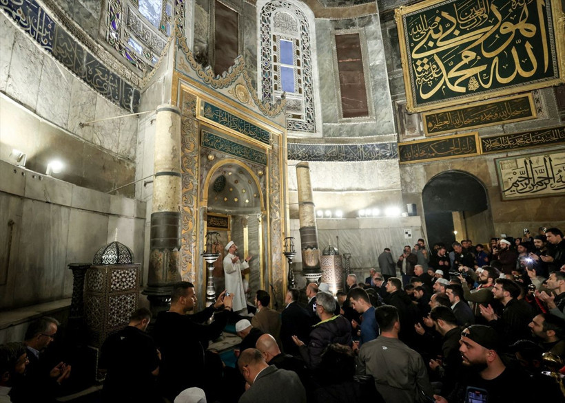İstanbul'un fethinin 570. yıldönümü etkinlikleri Ayasofya'da başladı! Sabah namazında onbinler toplandı - Resim: 3