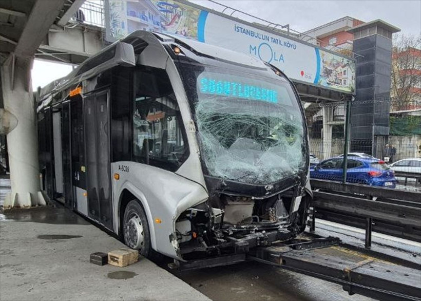 İstanbul'da metrobüsler çarpıştı! Yaralılar var - Resim: 3