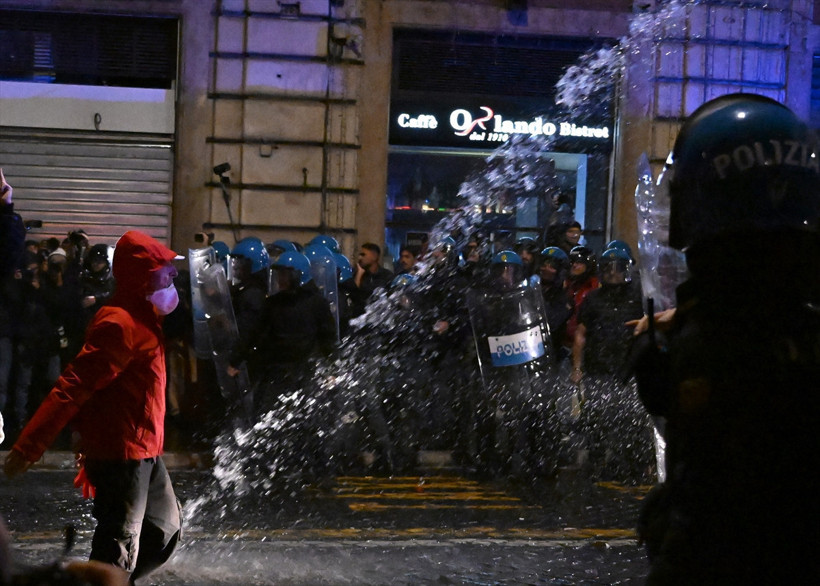Roma'da protestoculara sert müdahale! Coplarla vurdular, Meloni sessiz kalmadı - Resim: 8