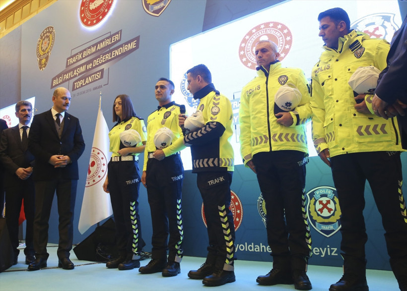 Yeni polis kıyafetlerine bakın Bakan Soylu canlı yayında sürpriz yaptı! - Resim: 2