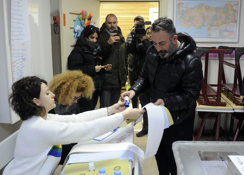 Cem Yılmaz oyunu kullandı, espriyi patlattı - Resim: 2