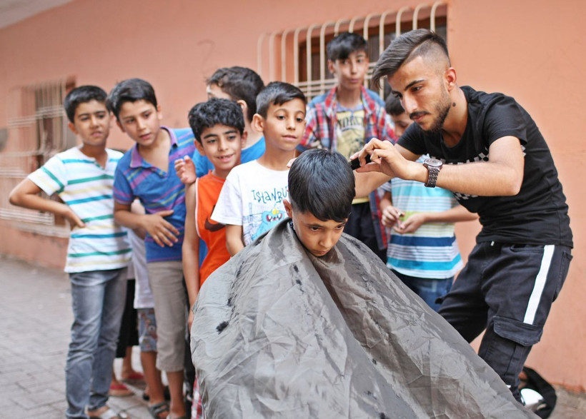 Diyarbakır'da takdire şayan davranış! Sokak sokak dolaşıp çocukları ücretsiz tıraş ediyor onları sevindiriyor - Resim: 1