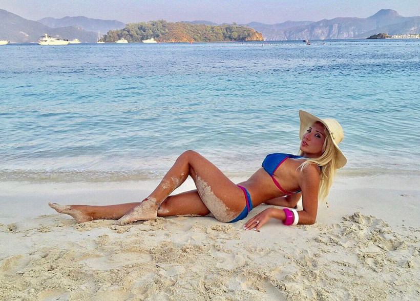 Kemik yaşı bakın kaç çıktı! Taciz rezaletinde 'elbisem yırtılmış' diyen Ciciş Esra Ersoy'a şok: Balkondayken yanıma gelip... - Resim: 1