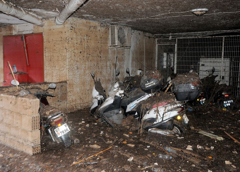 Antalya Kumluca'daki sel felaketi! Araçlar çamura battı görüntülere bakın - Resim: 2