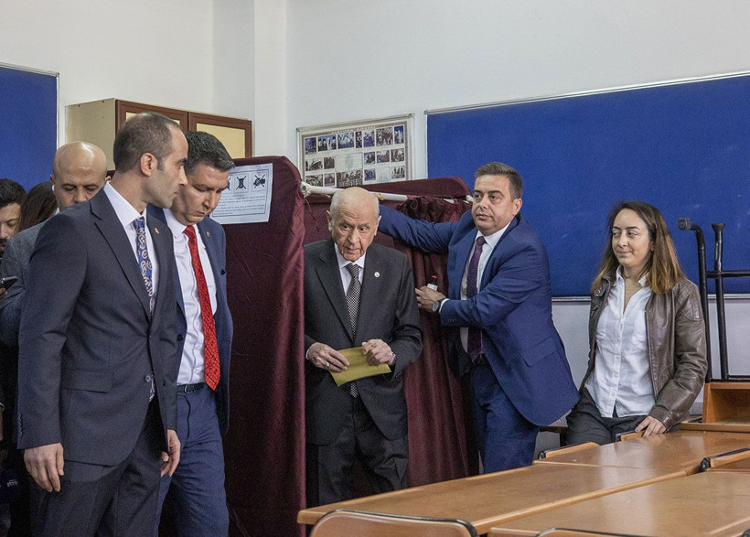 Devlet Bahçeli oy kullanırken arkasında olay hareket! Kemal Kılıçdaroğlu'nun 'kalp işareti'ni yaptı - Resim: 1