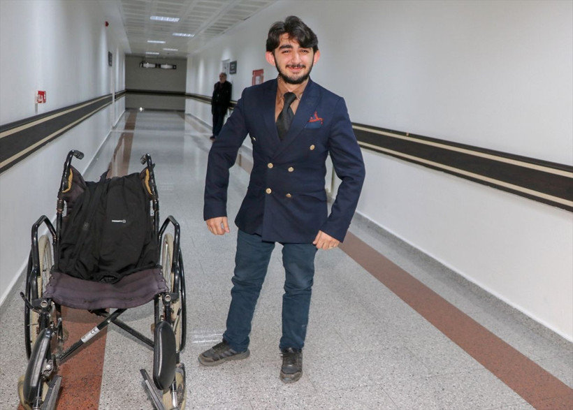 Doğuştan engelli şampiyon yüzücü, doktoru sayesinde ayağa kalktı! - Resim: 1