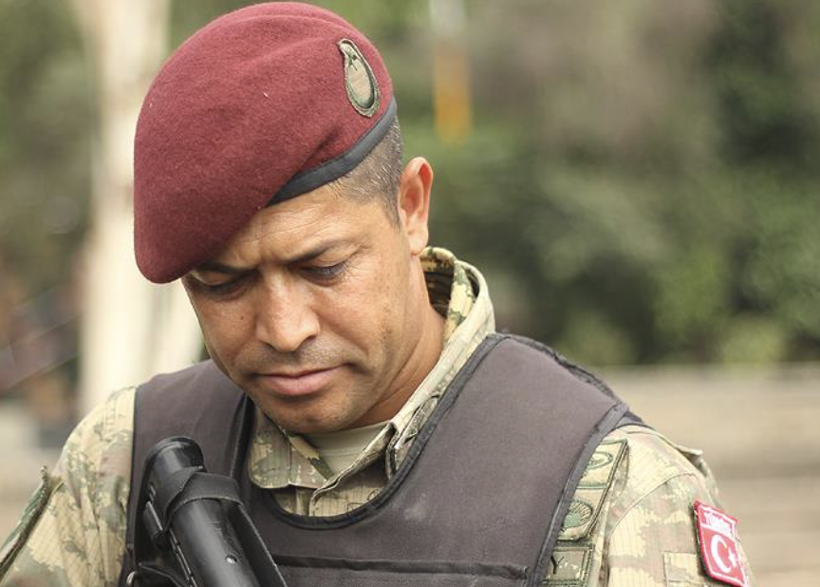 15 Temmuz şehidi Ömer Halisdemir'in kabrinde yoğunluk yaşanıyor! Zekai Aksakallı da oradaydı - Resim: 1