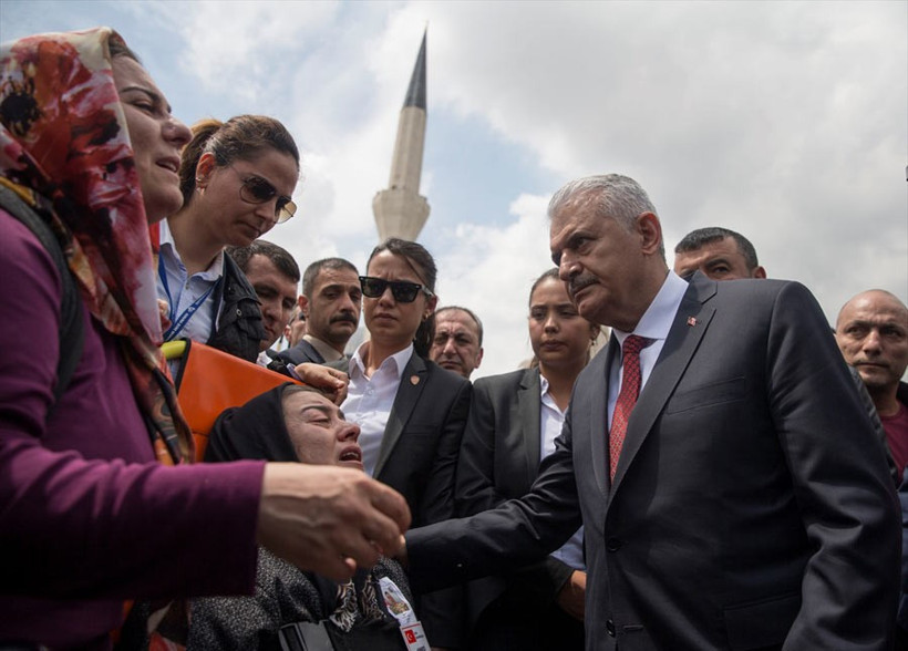 Şemdinli şehidinin cenaze töreninde dikkat çeken kare - Resim: 1