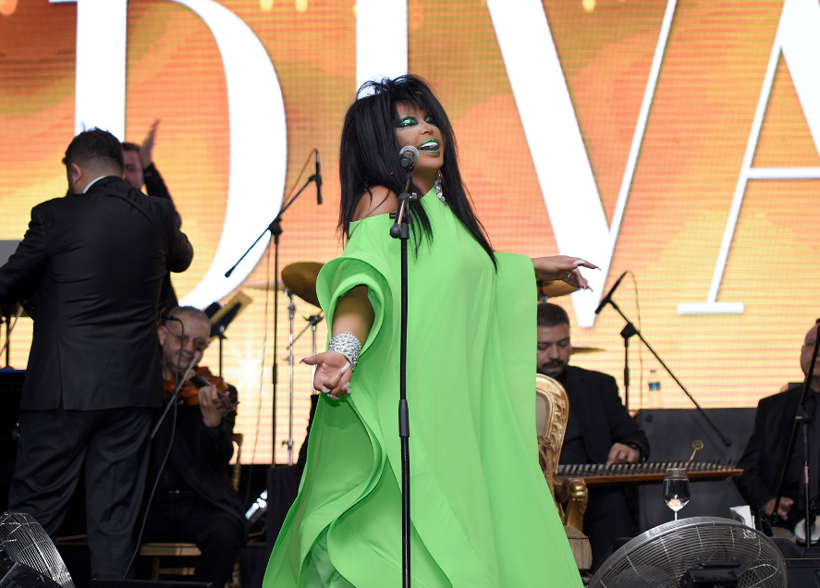 Bülent Ersoy sahnede orkestrasına dönüp ateş püskürdü: Aptal bunlar - Resim: 1