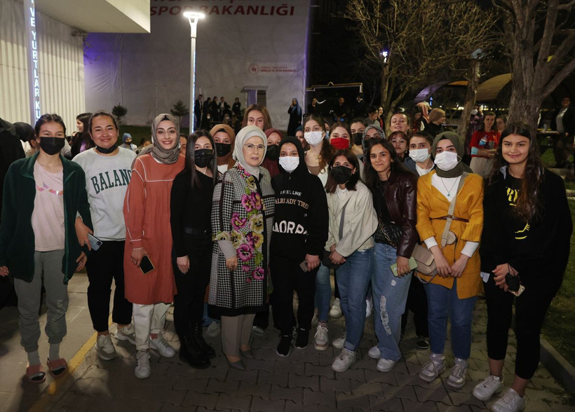 Emine Erdoğan'dan sürpriz ziyaret! Tabildot kuyruğuna girdi hepsiyle tek tek ilgilendi - Resim: 1