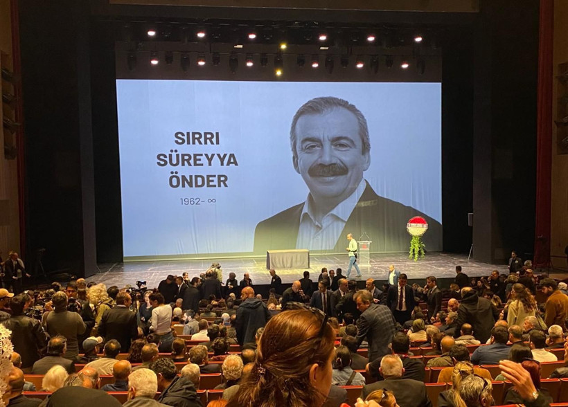 Sırrı Süreyya Önder'e veda! AKM'deki anma töreninde kızı ve annesi kahroldu, Pervin Buldan söz verdi - Resim: 1