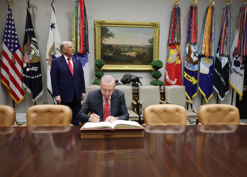 Erdoğan ile Donald Trump'ın görüşmesinde öyle bir fotoğraf var ki... Trump koltuk çekti - Resim: 1