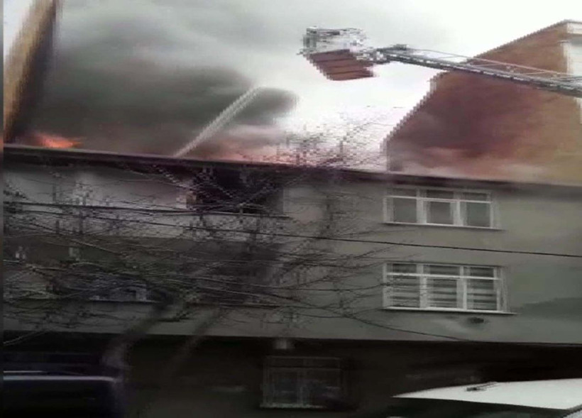 Esenyurt'ta yangında mahsur kalan çocukları ağaca çıkarıp kurtardılar - Resim: 3